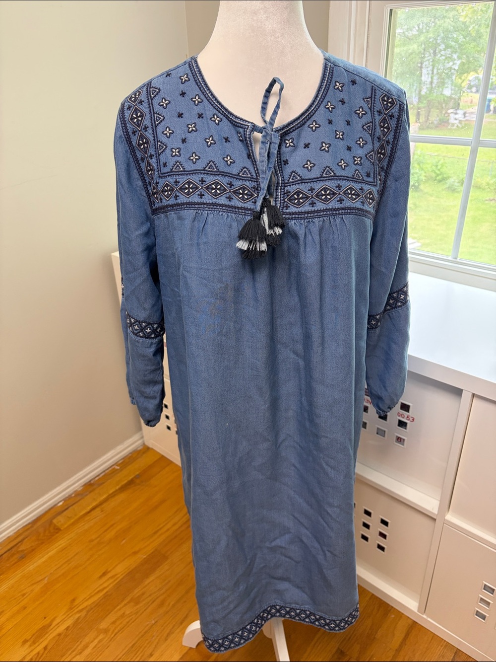 J. Jill Embroidered Chambray‎ 100% Tencel Boho Tassel Peasant Dress Size Medium